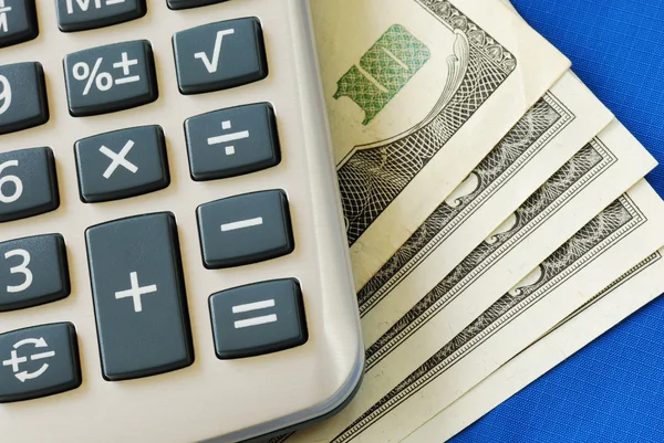Calcule o valor e reequilibre a carteira de investimentos isolada em blu — Fotografia de Stock