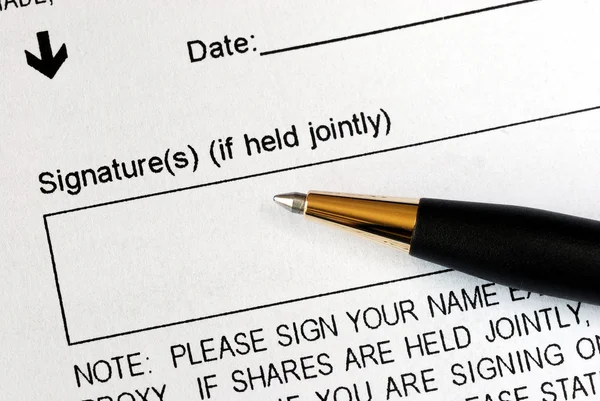 Een juridisch document ondertekenen met een pen — Stockfoto