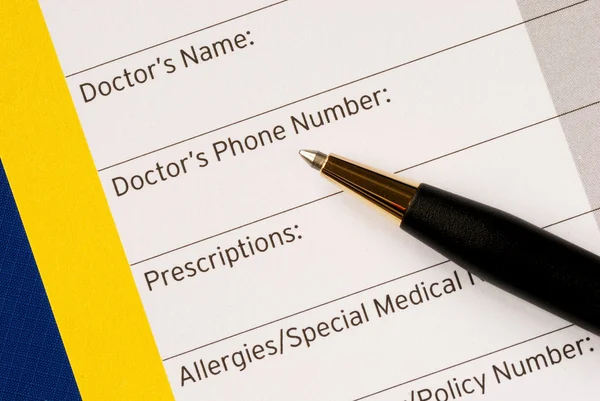 Schrijf de medische informatie voor contactpersoon bij noodgevallen — Stockfoto