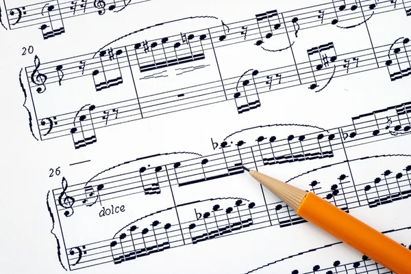 Componeren het nummer op een blad muziek met een potlood — Stockfoto
