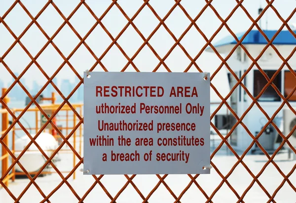 Un panneau de sécurité à l'extérieur d'une zone réglementée — Photo