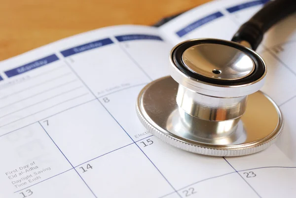 Un estetoscopio sobre los conceptos del calendario de la cita médica — Foto de Stock