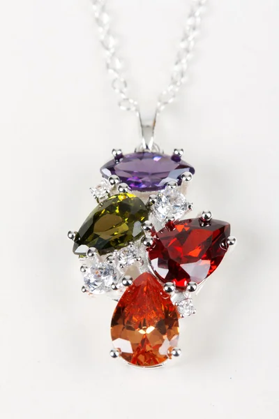 Halskette mit Steinen mit Silberkette — Stockfoto