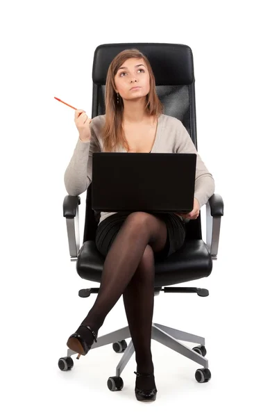Joven mujer de negocios en una silla con un ordenador portátil — Foto de Stock