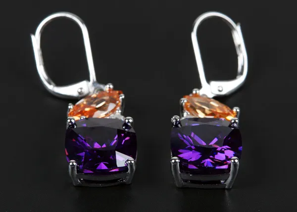 Boucles d'oreilles avec pierres violettes — Photo