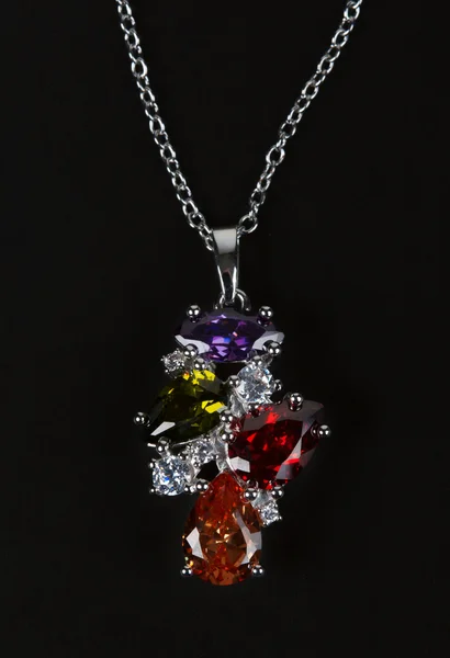 Halskette mit Steinen mit Silberkette — Stockfoto