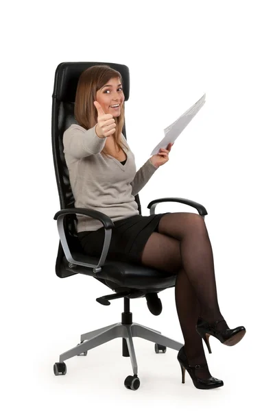 Hermosa chica está sentada en una silla de oficina — Foto de Stock
