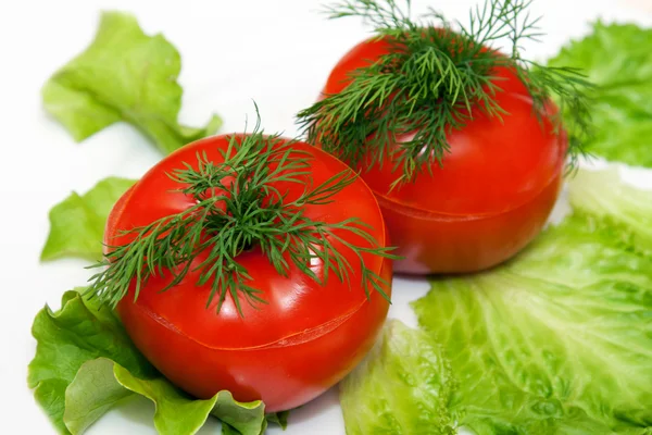 Twee gevulde tomaten — Stockfoto