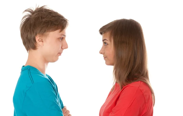Paar van tieners keken elkaar — Stockfoto