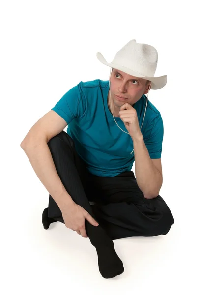 Человек в ковбойской шляпе сидит в позе лотоса — стоковое фото