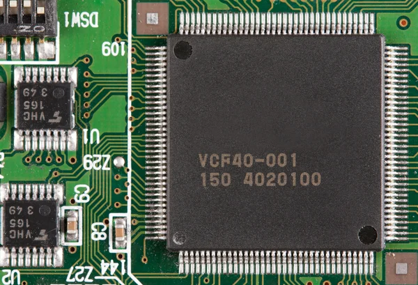 Chips på en grön utskrivna elektroniska styrelse — Stockfoto