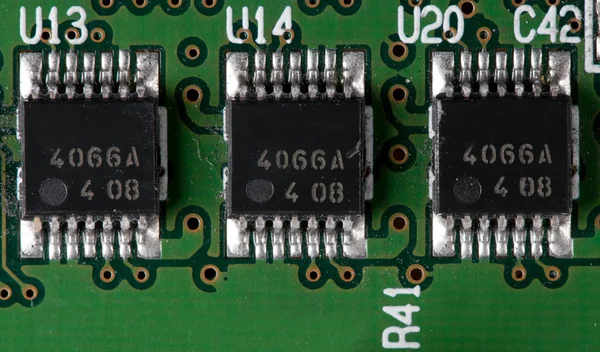 Chips på en grön utskrivna elektroniska styrelse — Stockfoto