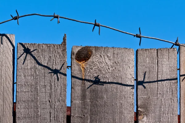 Wooden fence of barbed wire — Stock Photo, Image