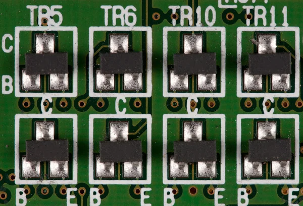 Chips auf einer grünen gedruckten elektronischen Platine — Stockfoto