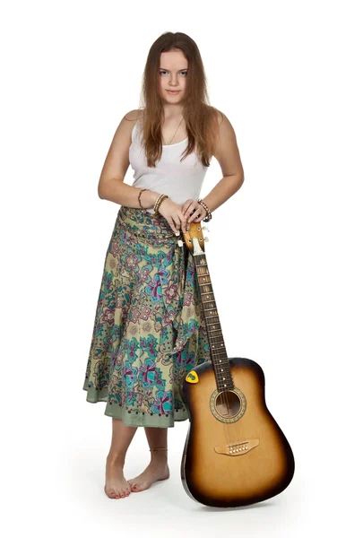 Menina fica com guitarra acústica — Fotografia de Stock