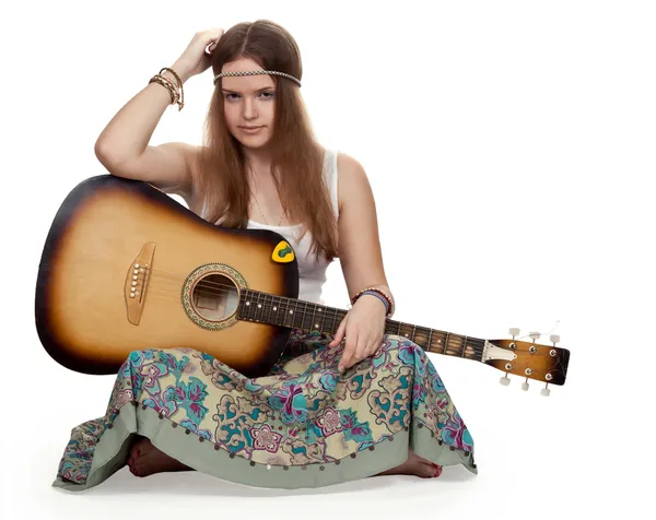 Hippi lány egy gitár — Stock Fotó