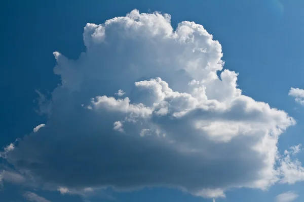 Krásný prostorový bílý oblak — Stock fotografie