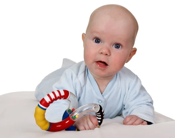 Младенец с цветной пластиковой игрушкой — стоковое фото