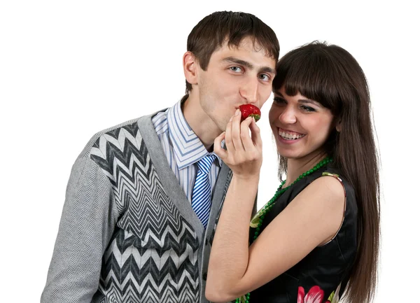 Frau füttert Mann mit Erdbeeren — Stockfoto