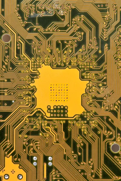 Желтая карточка с чипсами — стоковое фото