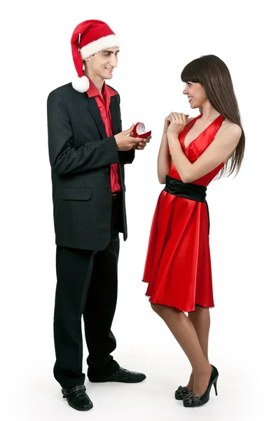 Mann mit Weihnachtsmütze schenkt Frau einen Ring — Stockfoto