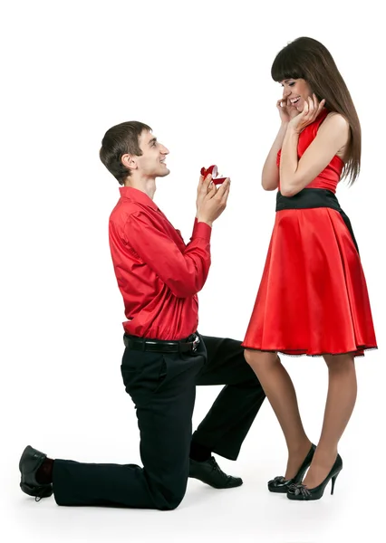 El hombre le da a la mujer un anillo —  Fotos de Stock