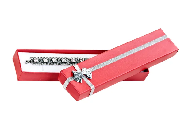 Caja de regalo roja abierta con un collar —  Fotos de Stock
