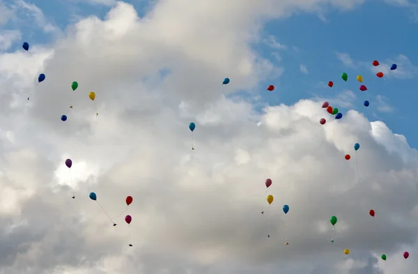 彩色的气球在天空飞 — 图库照片