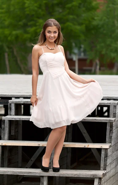 Flicka på trappan i en klänning — Stockfoto