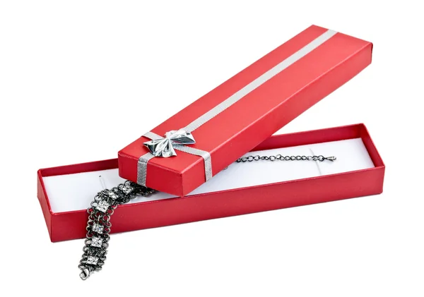 Buka kotak hadiah merah dengan kalung — Stok Foto