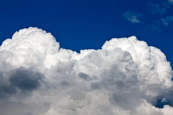Красиві cumulus хмари — стокове фото