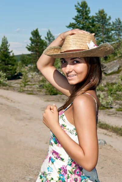 Menina de chapéu de palha — Fotografia de Stock