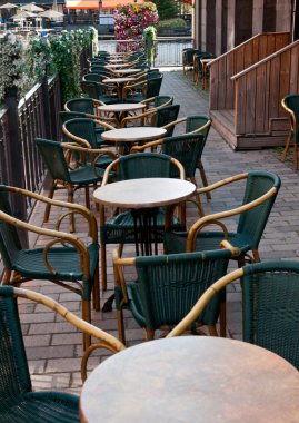 bir sokakta boş Restoran