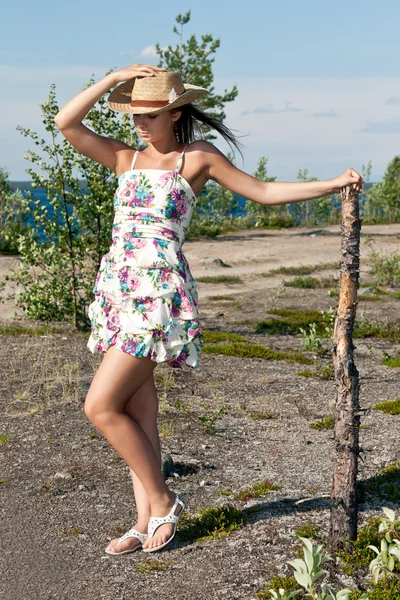 Dívka v slamáku — Stock fotografie