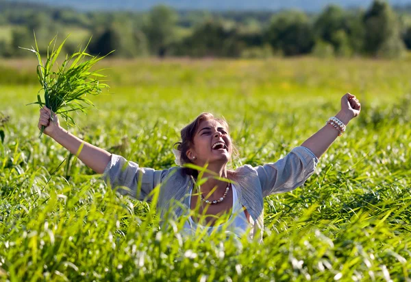 Girl screaming in the grass — Stock Photo, Image