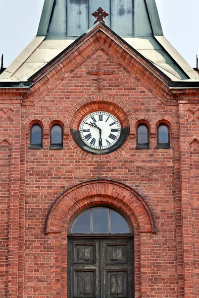 Relógio na antiga igreja de tijolo — Fotografia de Stock