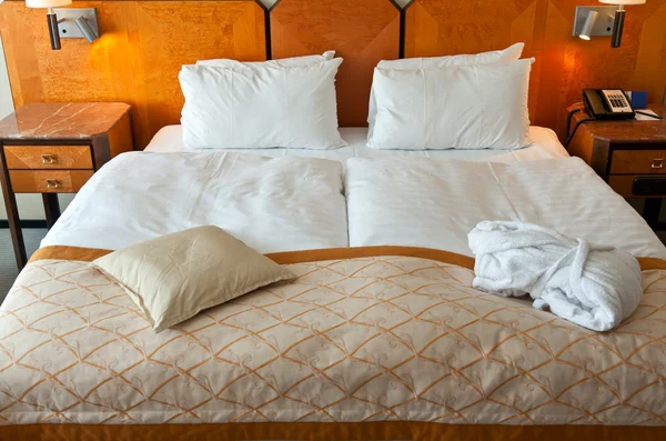 Κρεβάτι σε δωμάτιο ξενοδοχείου — Φωτογραφία Αρχείου