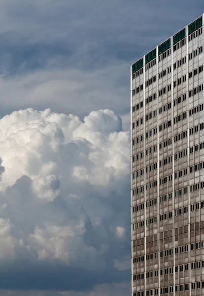 Vysoké budovy a hromadné cumulus — Stock fotografie