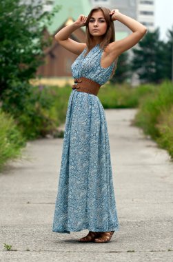 uzun boylu, yakışıklı bir kadın