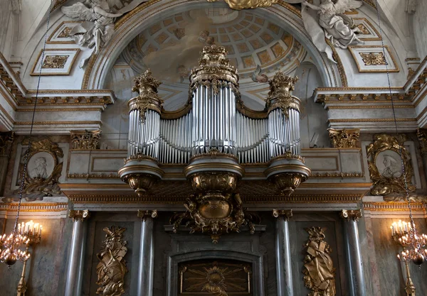 Старий орган у церкві — стокове фото
