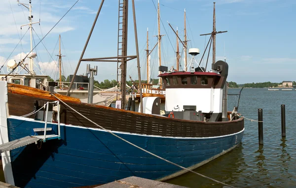 木制蓝色小船在港口 — 图库照片
