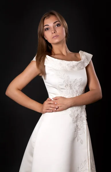 Красива дівчина в білій весільній сукні — стокове фото