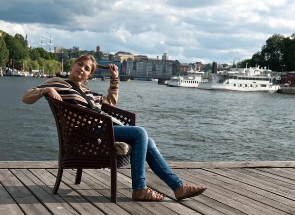 Dívka sedící v pier — Stock fotografie