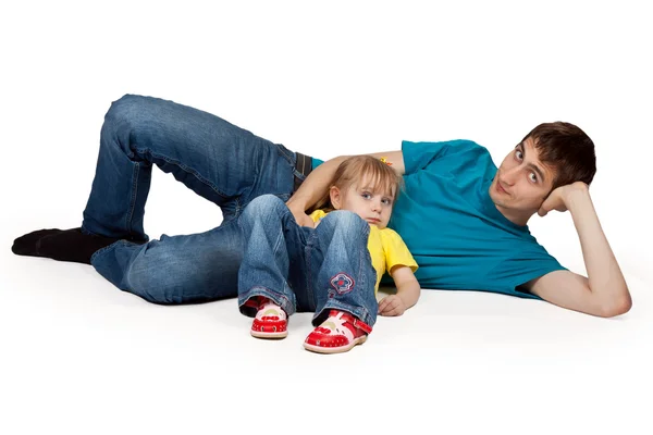 Папа и маленькая дочь лежат на полу — стоковое фото