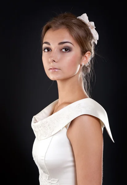 Portret van een meisje in een crème jurk — Stockfoto