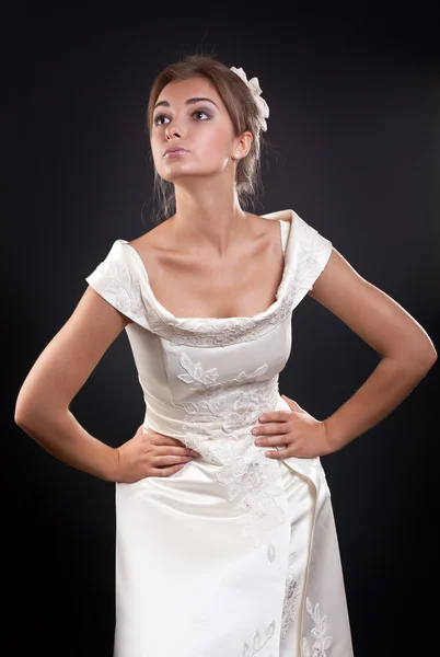 Mädchen im Hochzeitskleid im Studio — Stockfoto