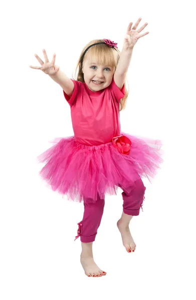Маленькая девочка в розовом платье танцует в студии — стоковое фото