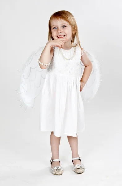 Маленька дівчинка з крилами — стокове фото