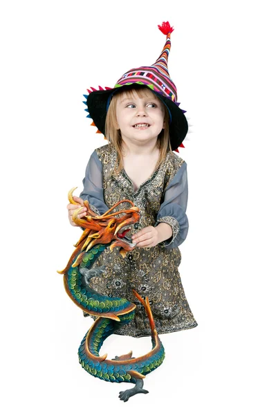 Menina sentada no chão com um dragão decorativo — Fotografia de Stock