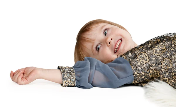 Klein meisje liggend op de vloer in de studio — Stockfoto